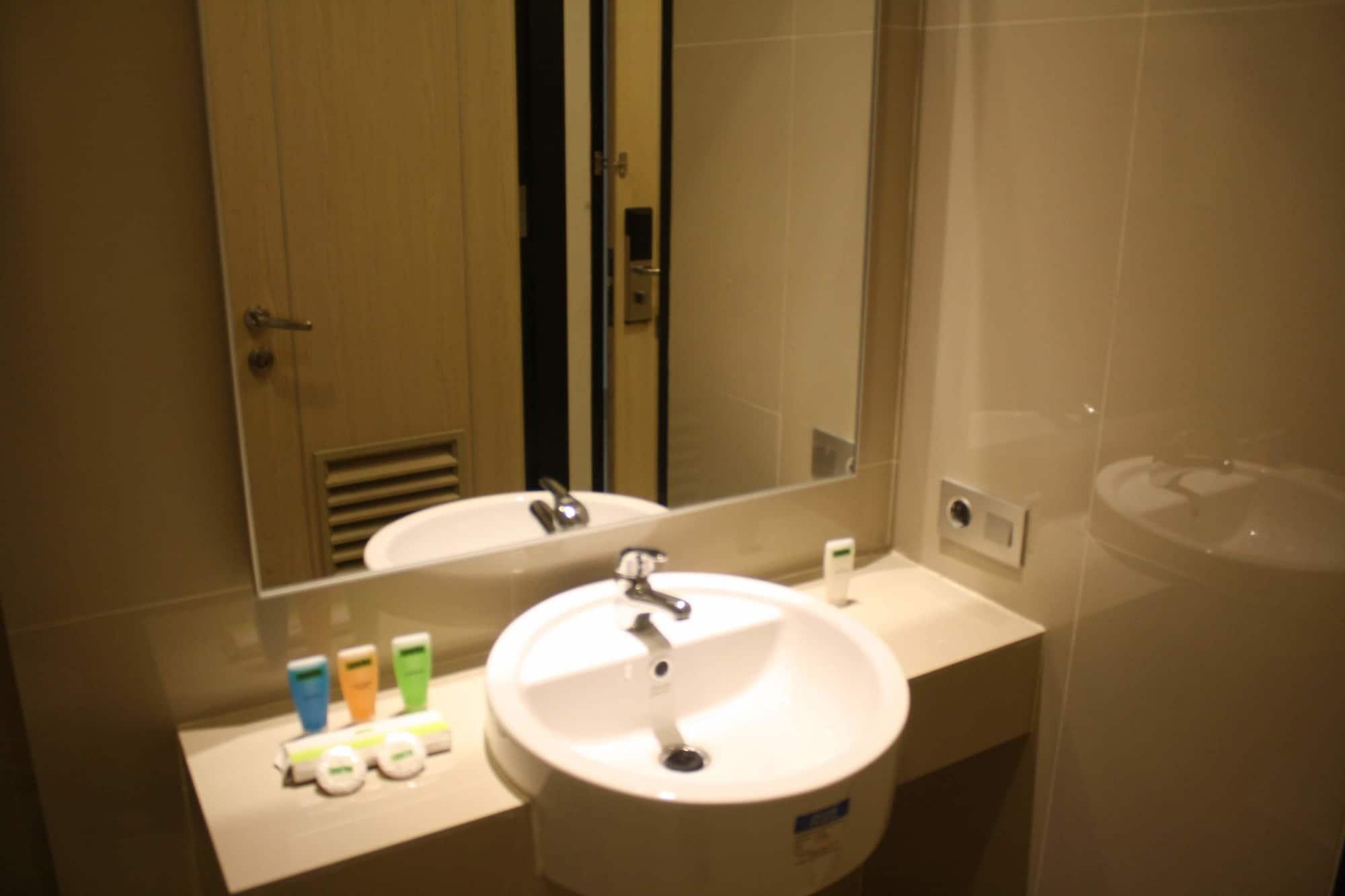 Sparks Odeon Sukabumi, Artotel Curated Экстерьер фото
