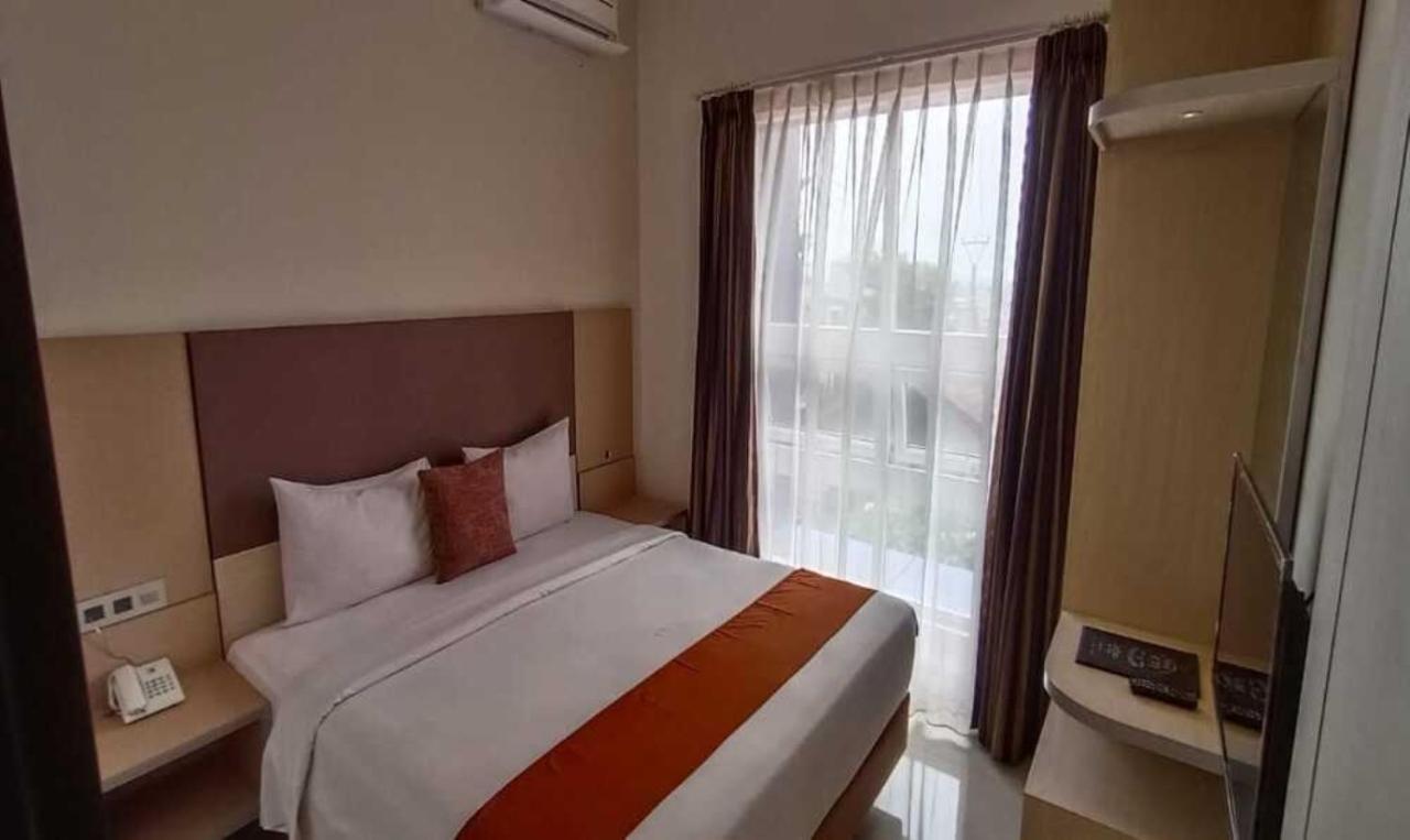 Sparks Odeon Sukabumi, Artotel Curated Экстерьер фото