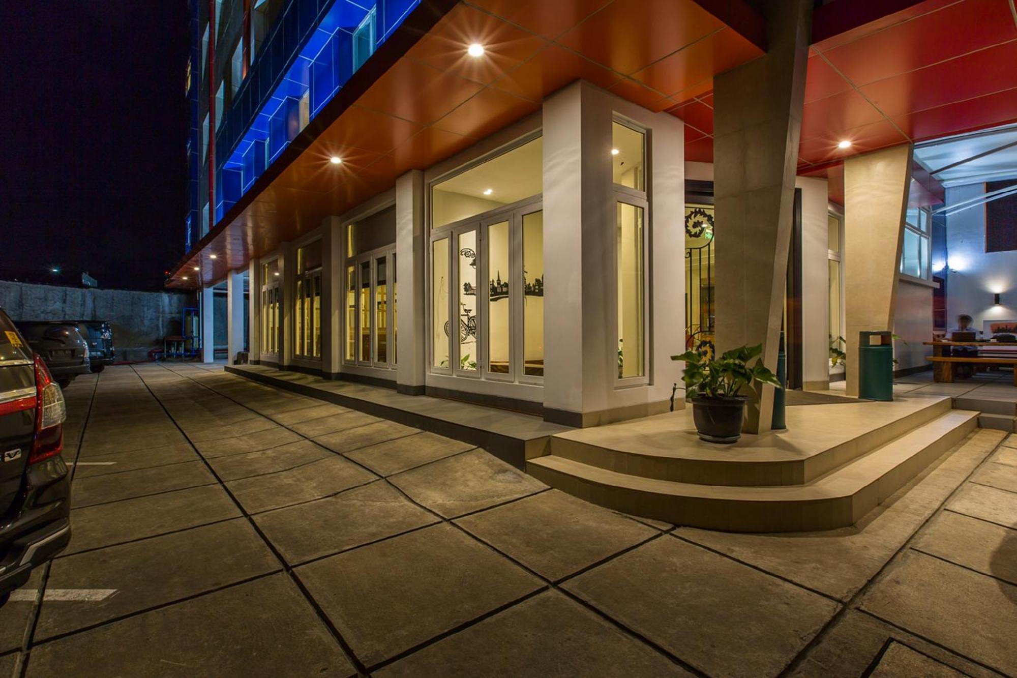 Sparks Odeon Sukabumi, Artotel Curated Экстерьер фото