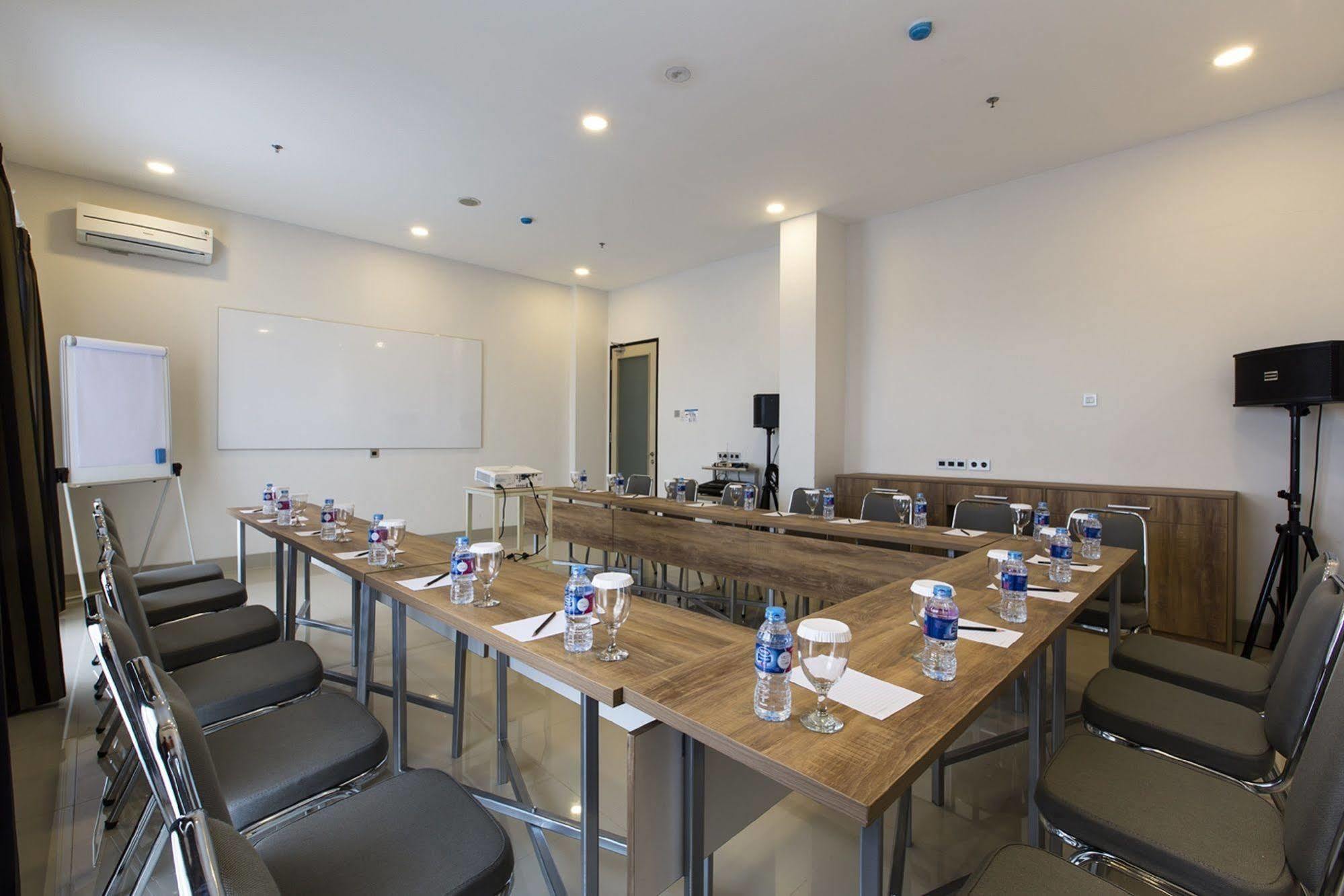 Sparks Odeon Sukabumi, Artotel Curated Экстерьер фото
